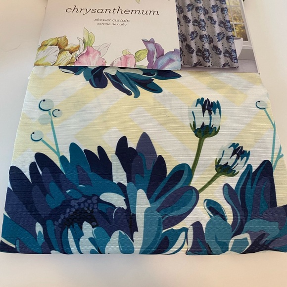 Chrysanthemum Blue yellow and white fabric shower curtain. New in package.72x72 - Picture 2 of 7